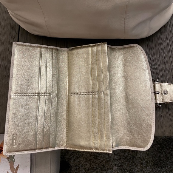 White Leather Coach Tote w/matching Wallet - Picture 3 of 11